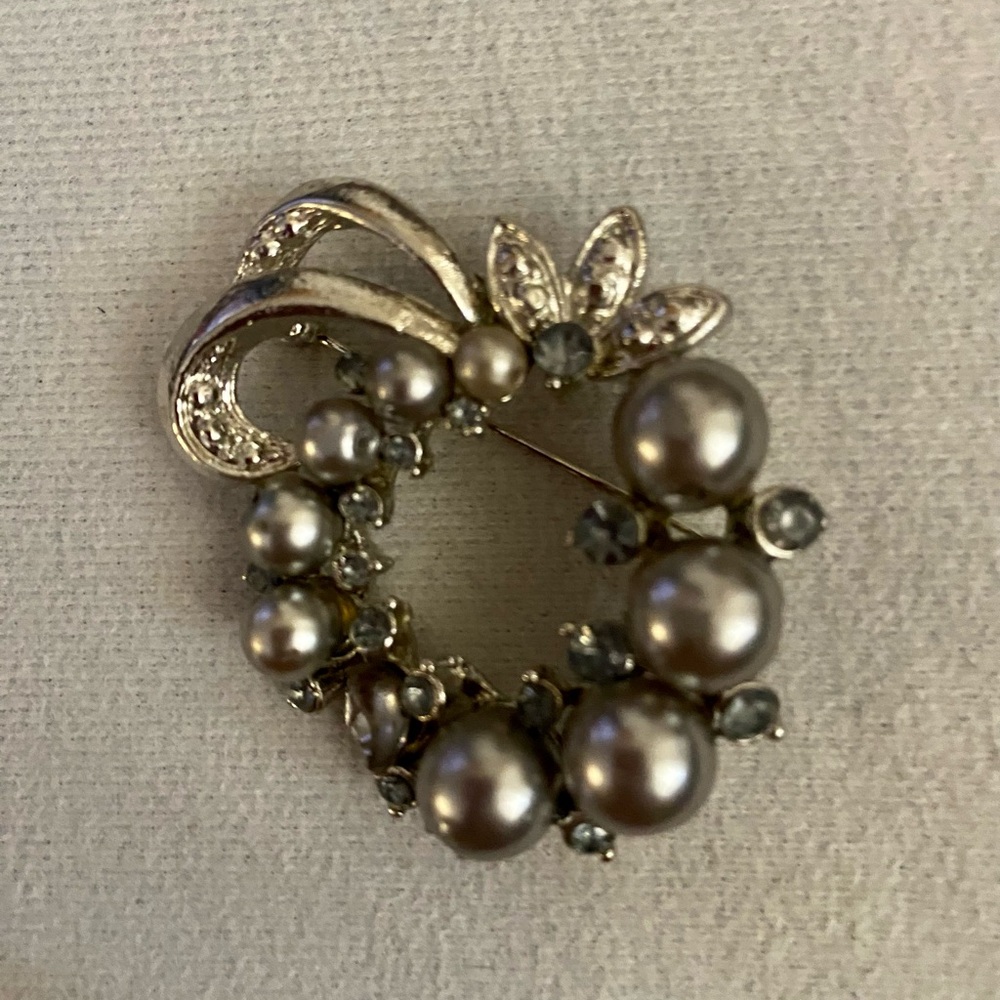 Brooch Elegant Silver Pearl